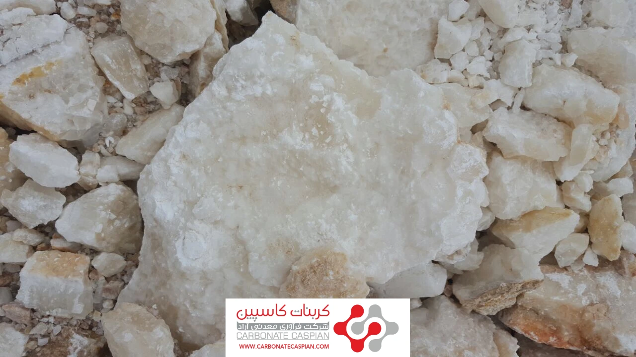 سنگ کلسیم کربنات سفید متمایل به کرم